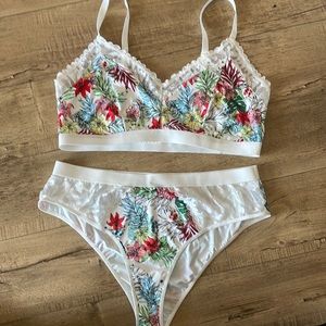 Bralette and underwear set size 3X never worn but no tags